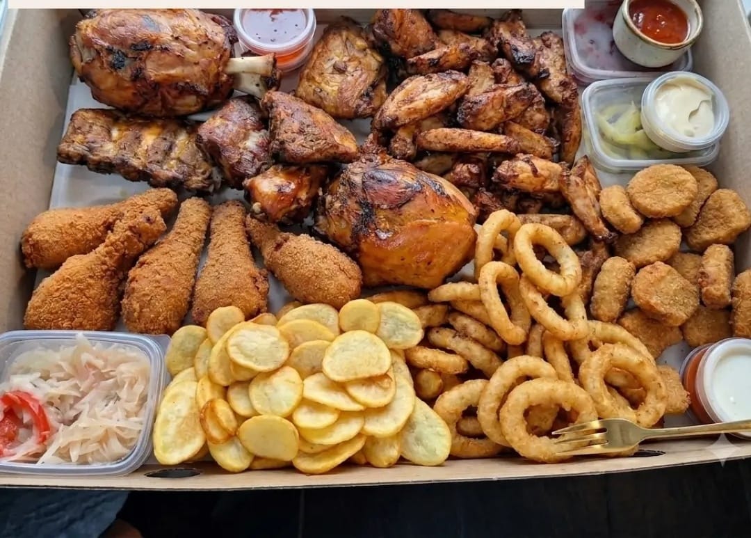 Kraftový box Chicken Mood s pečeným kolenom, rebrami, krídlami, obaľovanými stehnami, opekanými zemiakmi, cibuľovými krúžkami, nugetkami a omáčkami