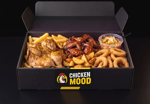 Chicken Box L — kurča 1300 g, krídla 400 g, cibuľové krúžky 200 g, opekané zemiaky 200 g, hranolky 200 g, čalamáda, omáčky