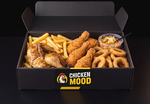 Chicken Box M — ½ kurča, 400 g hranolky, 3× stehno obaľované, 200 g cibuľové krúžky, čalamáda, omáčky