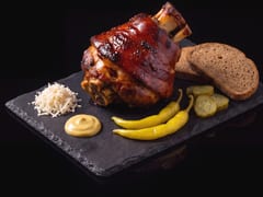 Bravčové koleno pečené — 750 g, chren, horčica, baranie rohy, uhorky, chlieb