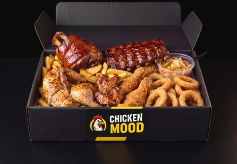 Mega Mix Box — bravčové koleno 750 g, rebrá 500 g, kurča 1300 g, krídla 400 g, 4× stehno obaľované, opekané zemiaky 400 g, hranolky 400 g, cibuľové krúžky 200 g, čalamáda, omáčky, chren, baranie rohy