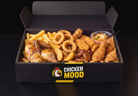 Party Chicken Box — kurča 1300 g, hranolky 300 g, opekané zemiaky 250 g, cibuľové krúžky 200 g, 6 ks nugetky, krídla 400 g, 3× stehno obaľované, čalamáda, omáčky
