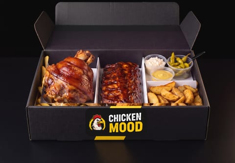 Porky Box — bravčové koleno 750 g, rebrá 500 g, opekané zemiaky 400 g, chren, horčica, baranie rohy, kyslé uhorky