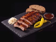 Rebrá pečené — 500 g, chren, baranie rohy, chlieb, omáčky